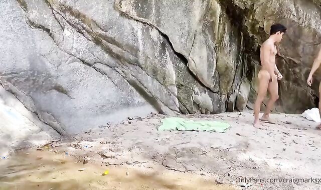 Tres Chulazos Al Pie De Una Cascada