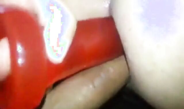 Oso le da doble penetración a un cachorro con un dildo casero.