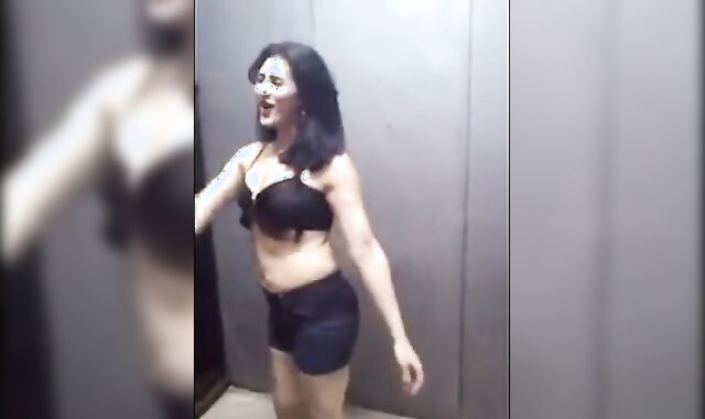 Egyptian Crossdresser Dances in Amateur Video 4