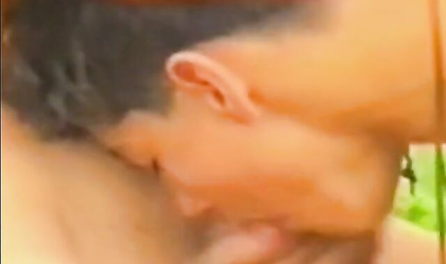 Twink Handjob auf der Wiese 2