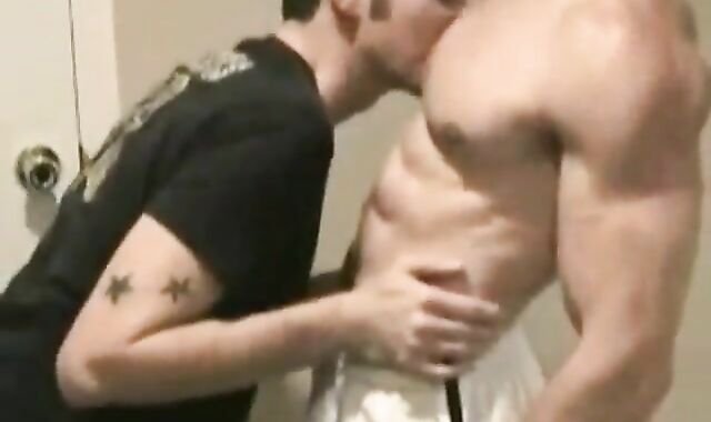 Muscle Worship: Sucking Amateur Bodybuilder Until He Explodes