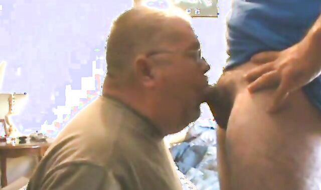 Big-Cock Bear Blows Amateur Stud