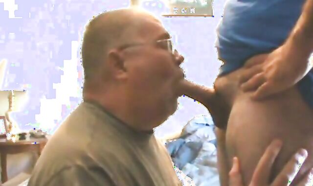 Big-Cock Bear Blows Amateur Stud