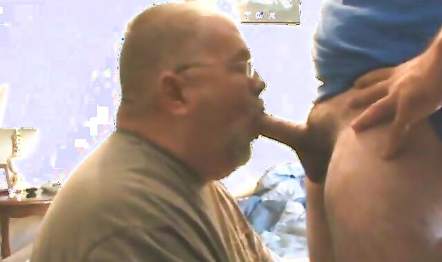 Big-Cock Bear Blows Amateur Stud