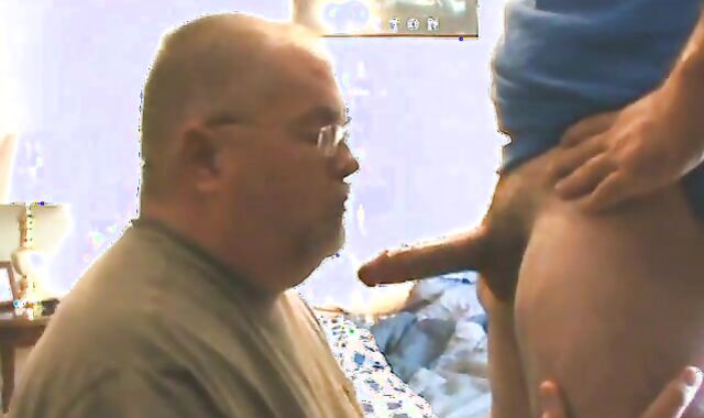 Big-Cock Bear Blows Amateur Stud