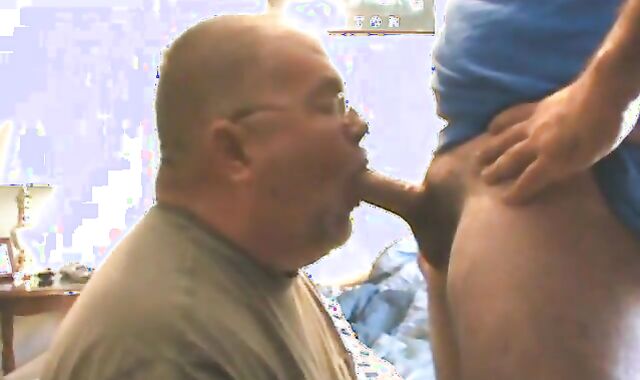 Big-Cock Bear Blows Amateur Stud