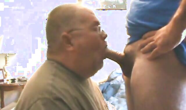 Big-Cock Bear Blows Amateur Stud