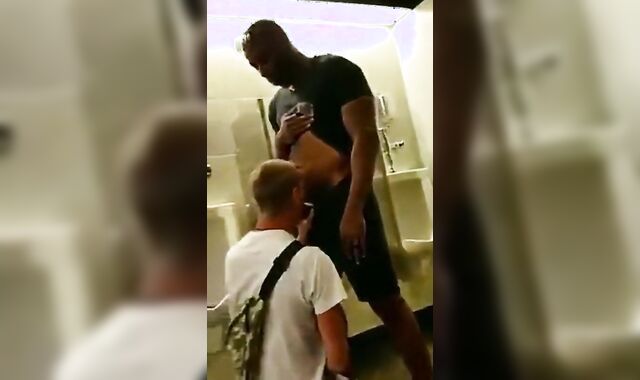 Hunk Gets Amateur Blowjob With Cum Tribute 2