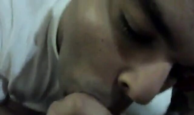 Mi amigo gay me da una mamada increíble y se traga mi semen.