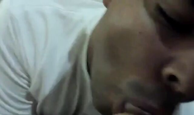 Mi amigo gay me da una mamada increíble y se traga mi semen.