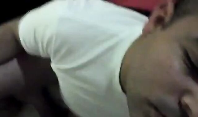 Mi amigo gay me da una mamada increíble y se traga mi semen.