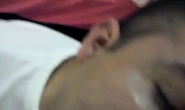 Mi amigo gay me da una mamada increíble y se traga mi semen.