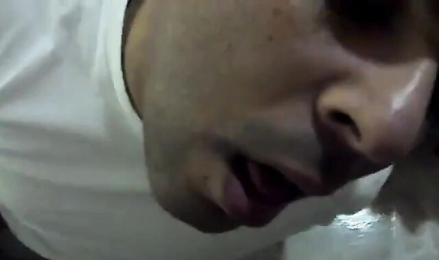 Mi amigo gay me da una mamada increíble y se traga mi semen.