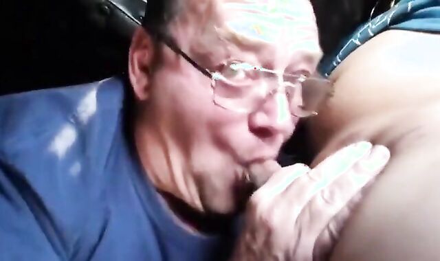 Amateur-Truck-Fahrer genießt einen geblasen 2