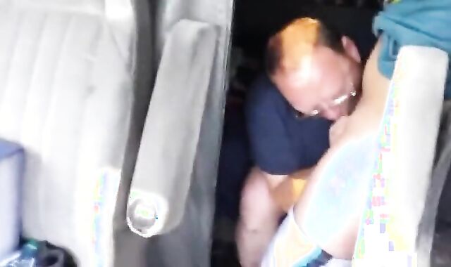 Amateur-Truck-Fahrer genießt einen geblasen 2