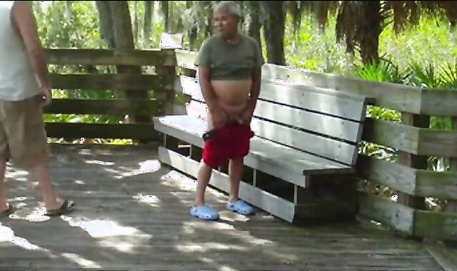 Abuelo y Gordo tienen sexo al aire libre