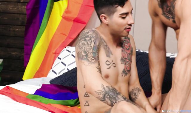 NextDoorBuddies - Piercing Kian Kane condom-free onanism