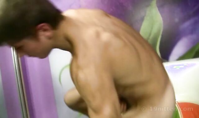 Muscle twunk masturbate