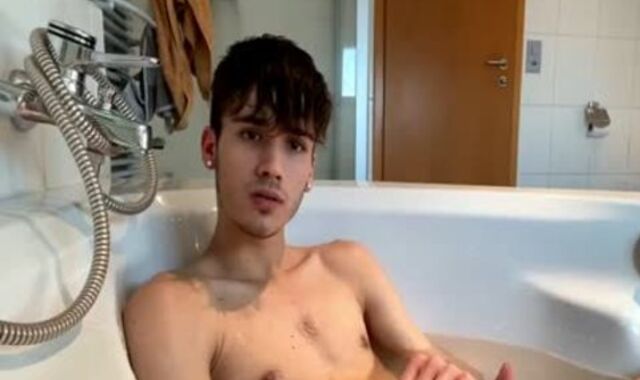 slender twink Jacking In The baths
