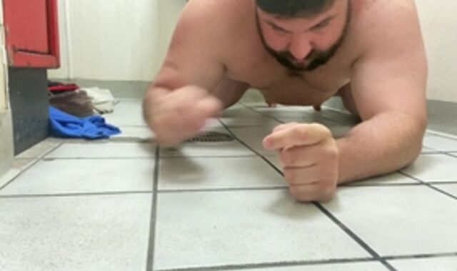 I inject A Gas Station Wc And take up with the tongue And gargle The Wc And The Floor