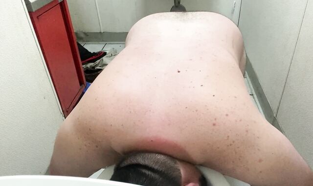 I inject A Gas Station Wc And take up with the tongue And gargle The Wc And The Floor