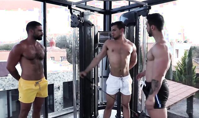 Quatre Bodybuildeur S’entraînent Ensemble