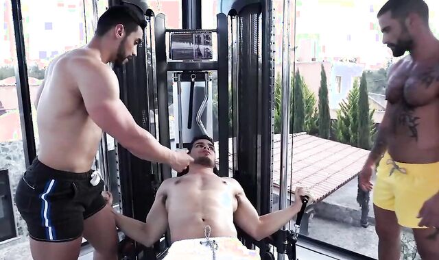 Quatre Bodybuildeur S’entraînent Ensemble