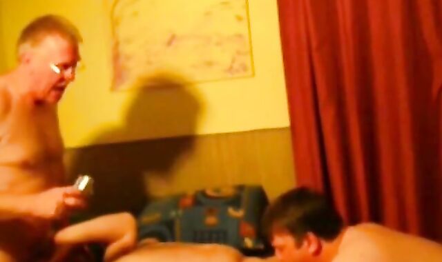 Bären-Väter bei Amateur-Gruppensex mit Bukkake