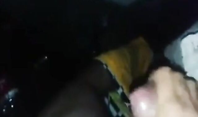 Sexo gay amador atrás do carro