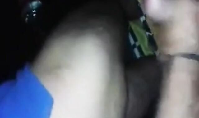 Sexo gay amador atrás do carro