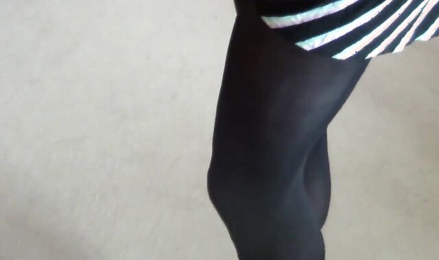 Big-cock crossdresser cums on leg in pantyhose solo video