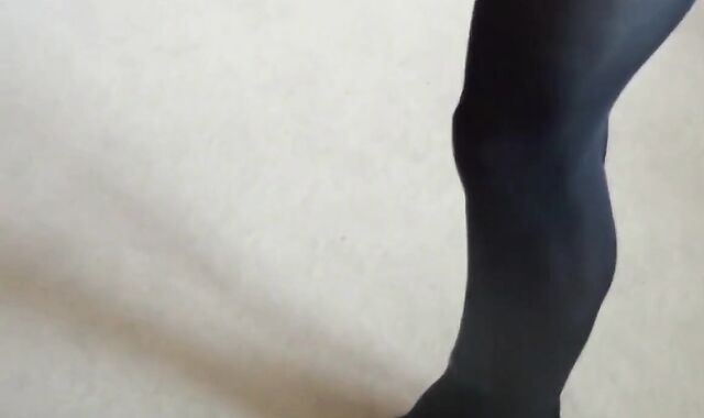 Big-cock crossdresser cums on leg in pantyhose solo video