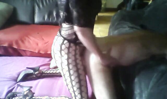 Je le baise en portant des vêtements de femme 2