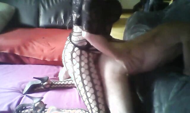 Je le baise en portant des vêtements de femme 2