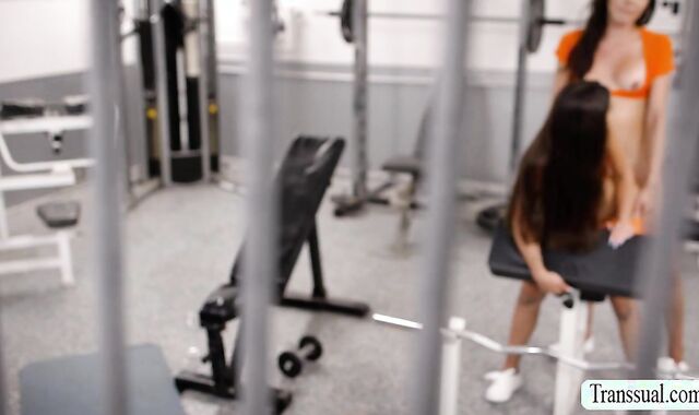 Jail guard fucks this horny prisoners in the cell