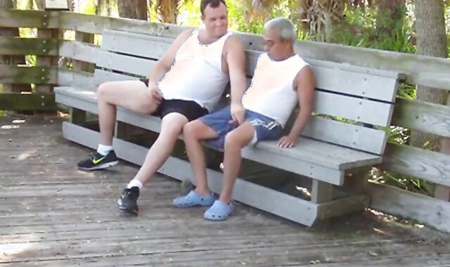 Abuelo y gordito: sexo público con maduros amateurs