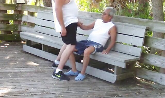 Abuelo y gordito: sexo público con maduros amateurs