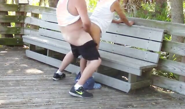 Abuelo y gordito: sexo público con maduros amateurs