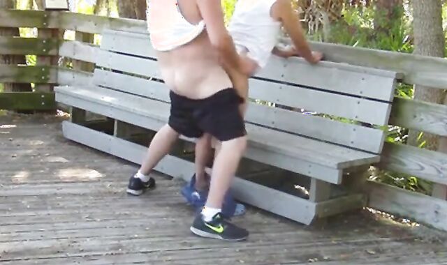 Abuelo y gordito: sexo público con maduros amateurs
