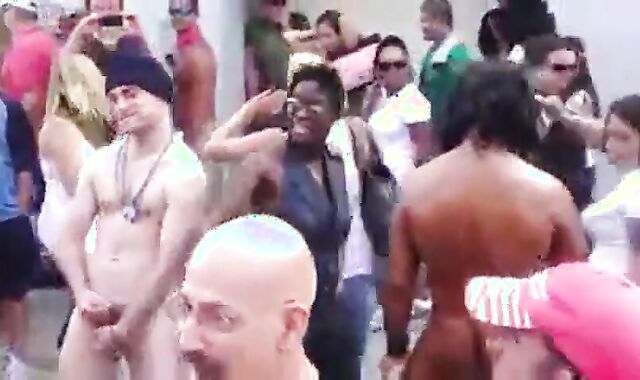 Public Masturbators: Outdoor Hunk Action