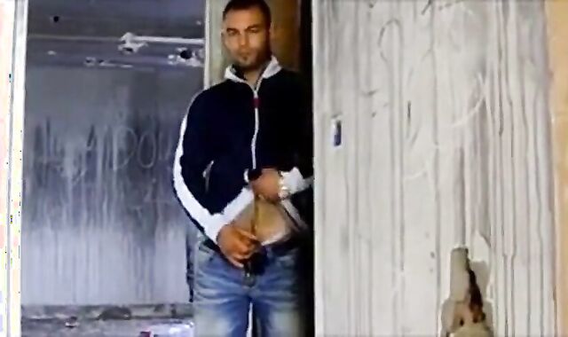 Espiando um macho latino amador se masturbando até o orgasmo 2