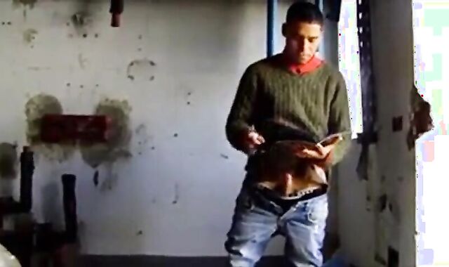Espiando um macho latino amador se masturbando até o orgasmo 2