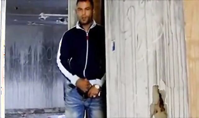 Espiando um macho latino amador se masturbando até o orgasmo 2