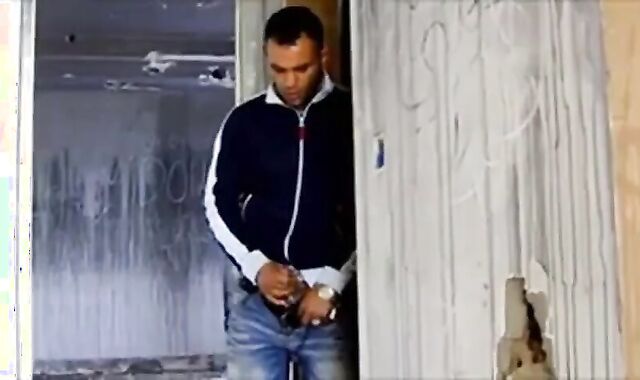 Espiando um macho latino amador se masturbando até o orgasmo 2