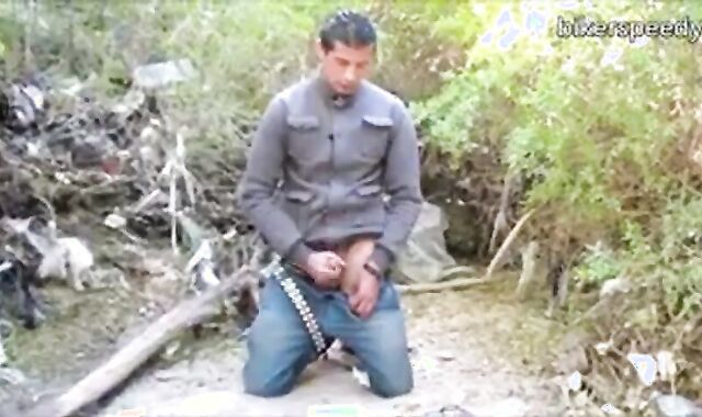 Espiando um macho latino amador se masturbando até o orgasmo 2