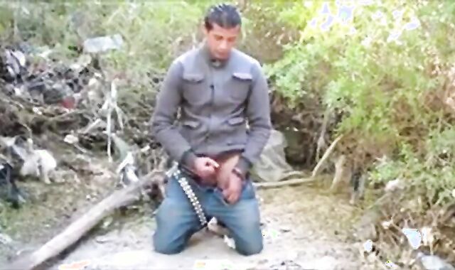 Espiando um macho latino amador se masturbando até o orgasmo 2