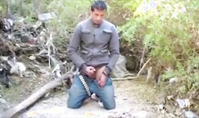 Espiando um macho latino amador se masturbando até o orgasmo 2