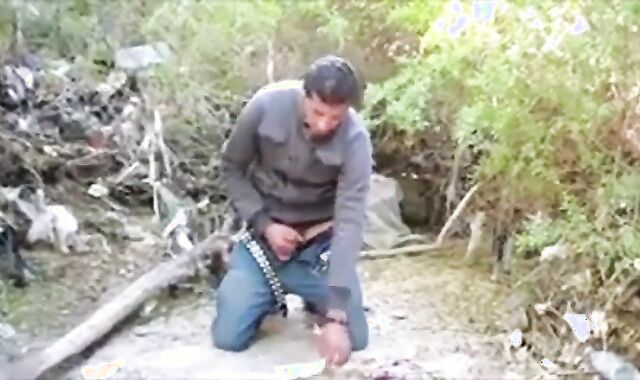 Espiando um macho latino amador se masturbando até o orgasmo 2