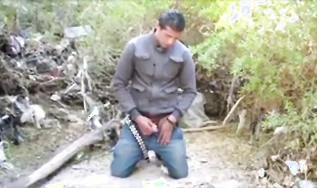 Espiando um macho latino amador se masturbando até o orgasmo 2