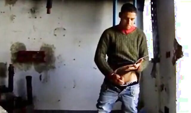 Espiando um macho latino amador se masturbando até o orgasmo 2